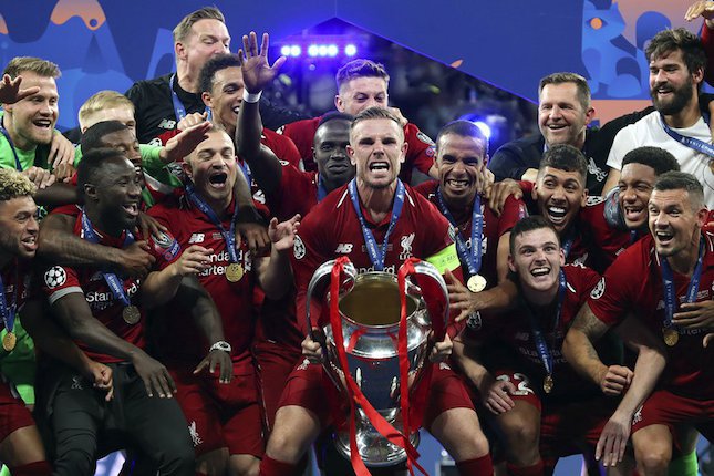 Kapten Liverpool, Jordan Henderson mengangkat trofi juara Liga Champions musim 2018/2019 (c) AP Photo