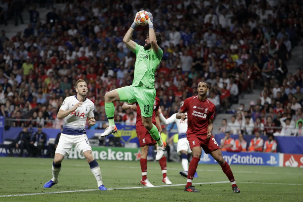 Alisson Akui Kiper Hampir Mustahil Raih Ballon d'Or