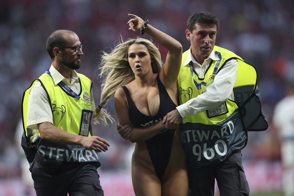 Nyaris Telanjang! Aksi Pitch Invader di Final Liga Champions Tottenham vs Liverpool