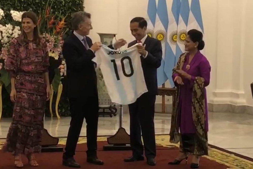 Presiden Jokowi Diberi Jersey Timnas Argentina Dengan Nomor Lionel Messi Presiden Jokowi Diberi Jersey Timnas Argentina Dengan Nomor Lionel Messi