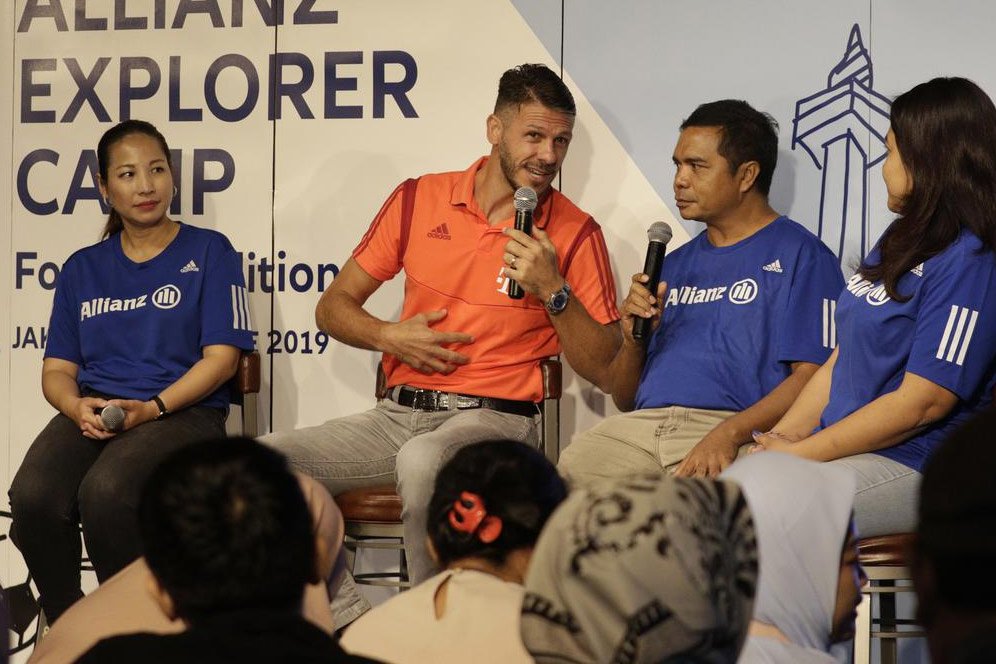 Martin Demichelis Berbagi Kisah dengan Para Pemenang Allianz Explorer Camp 2019