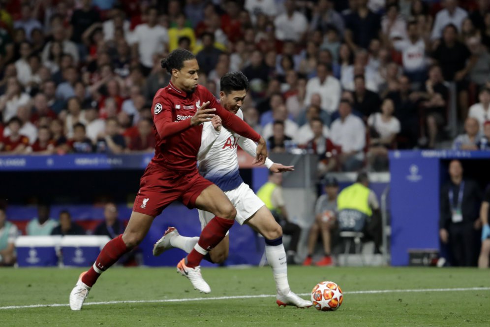 Carragher: Van Dijk Penting, Tapi Bukan Nomor Satu di Liverpool