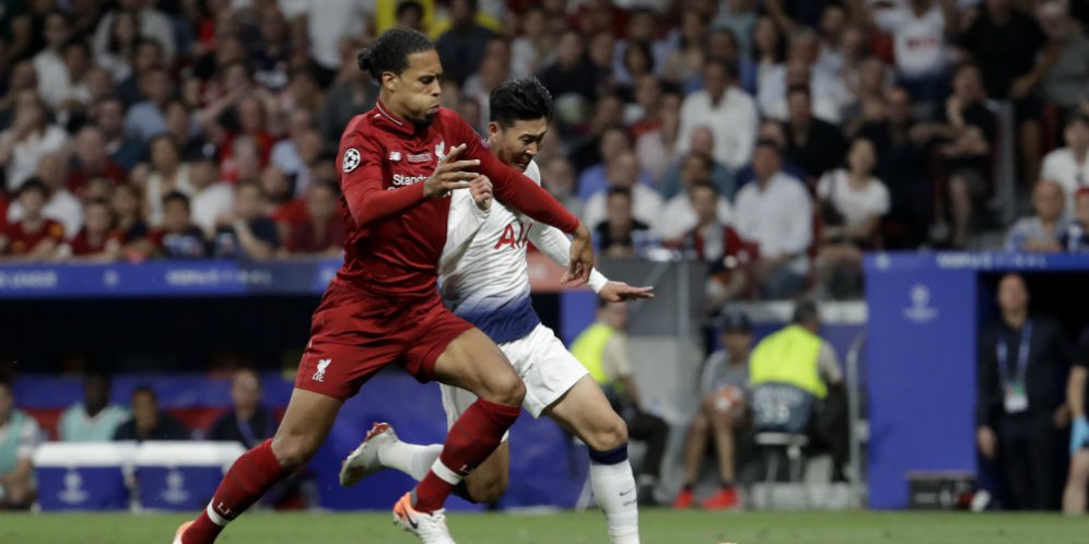 Kompany Akui Van Dijk Sebagai Bek Terbaik EPL Sepanjang Masa