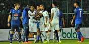 Keributan Kecil Terjadi dalam Duel Arema vs Persib, Ada Apa?