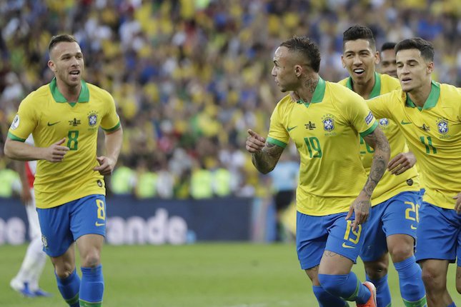 Everton Soares (nomor 19) (c) AP Photo