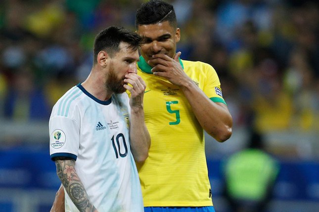Lionel Messi dan Casemiro saat di partai semifinal Copa America 2019. (c) AP Photo