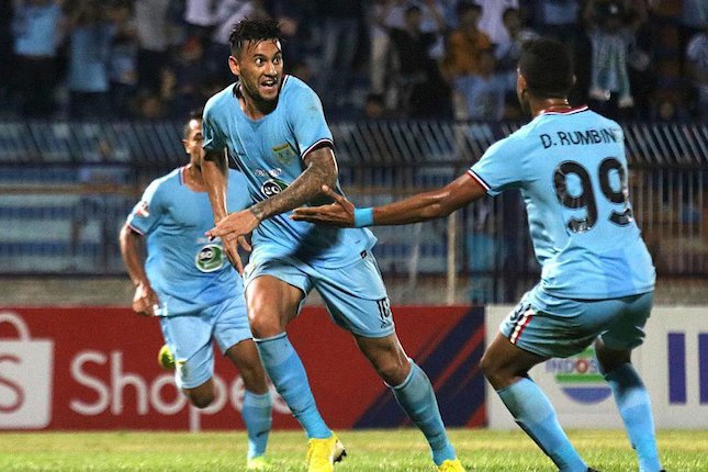Striker Persela Lamongan, Alex Dos Santos Goncalves merayakan golnya ke gawang Kalteng Putra (c) Bola.com/Aditya Wani