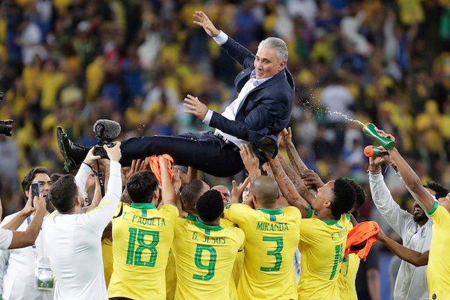 Tite diangkat pemainnya usai bawa Brasil juara Copa America 2019. (c) AP Photo