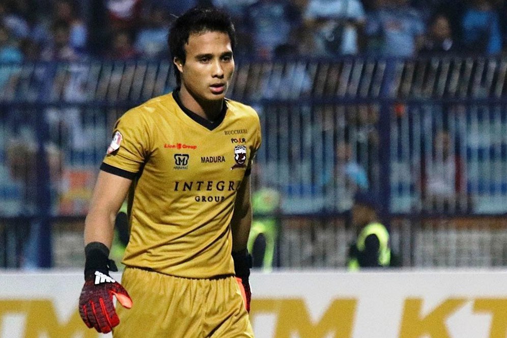 Alami Benturan Lawan PSM, Kiper Madura United Dilarikan ke Rumah Sakit