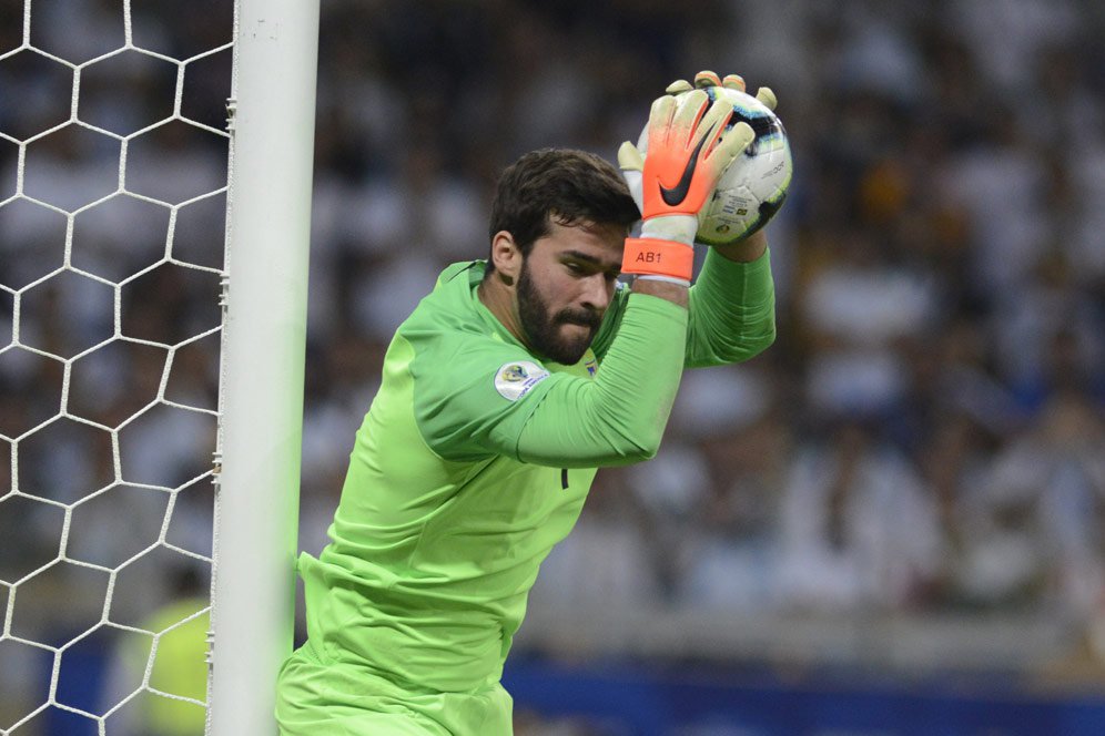 Alisson Dinilai Layak Menangkan Ballon d'Or