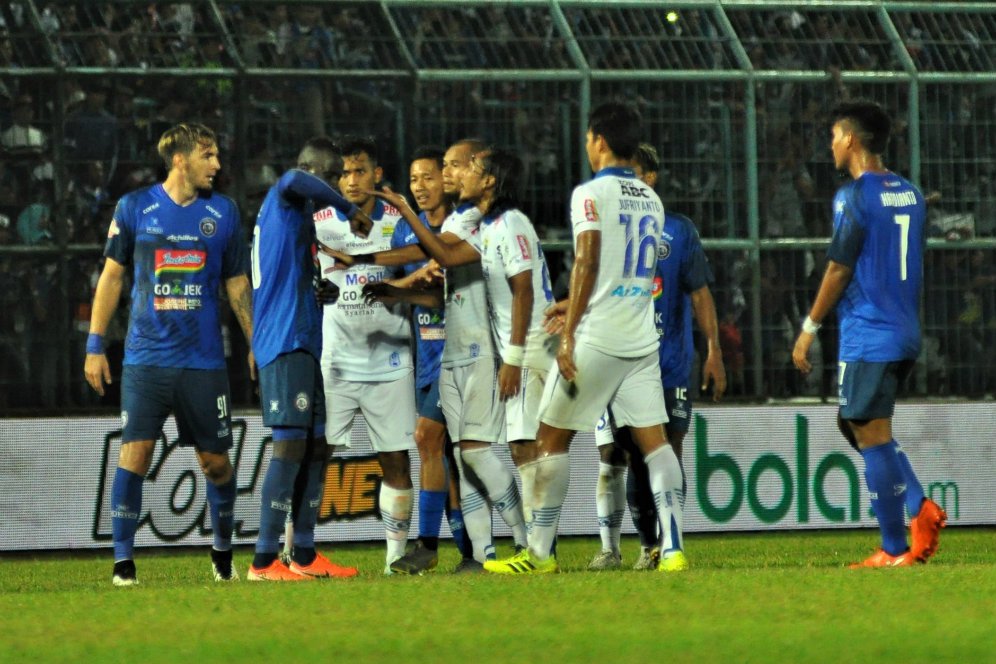 Keributan Kecil Terjadi dalam Duel Arema vs Persib, Ada Apa?