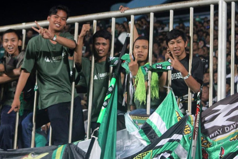 Dihukum Komdis, Bonek Tonton Laga Madura United vs Persebaya