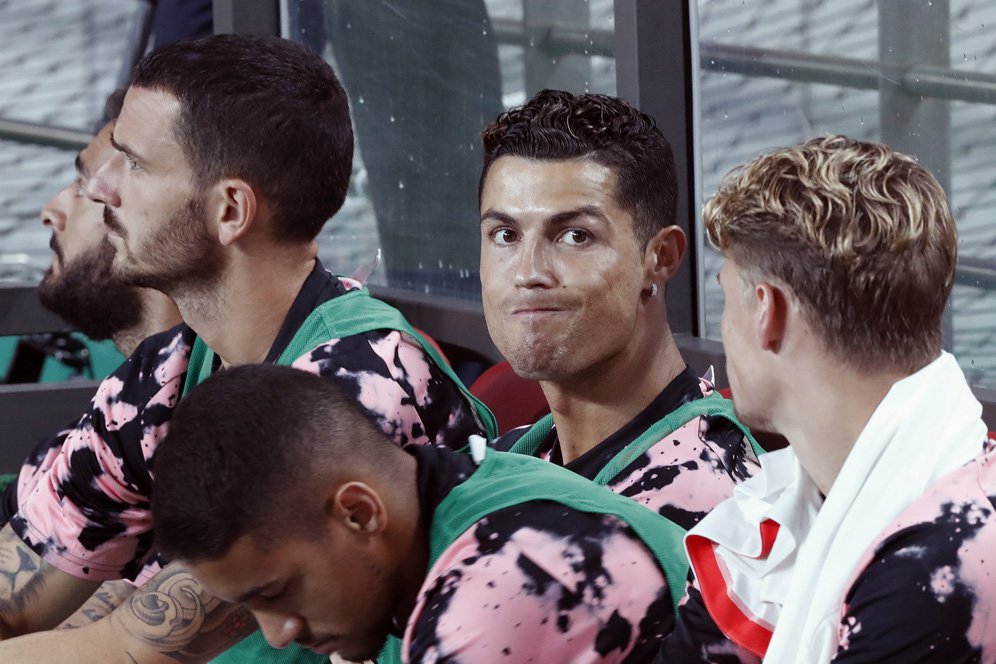 Kecewa, Seorang Suporter Korsel Labrak Cristiano Ronaldo di Swedia