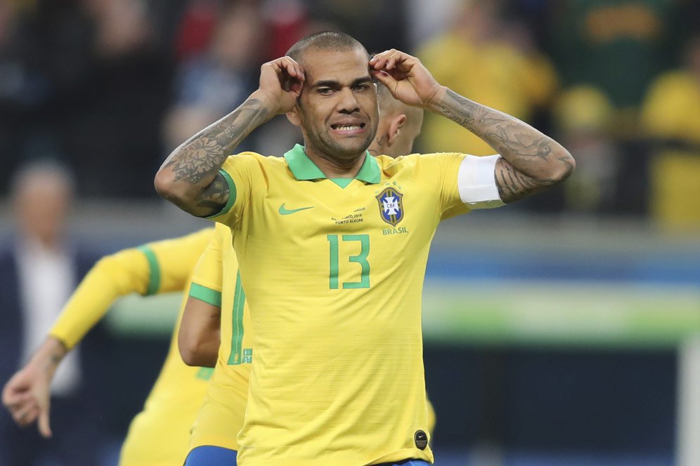 Belum Niat Pensiun, Dani Alves Tebar Pesona Pada AC Milan