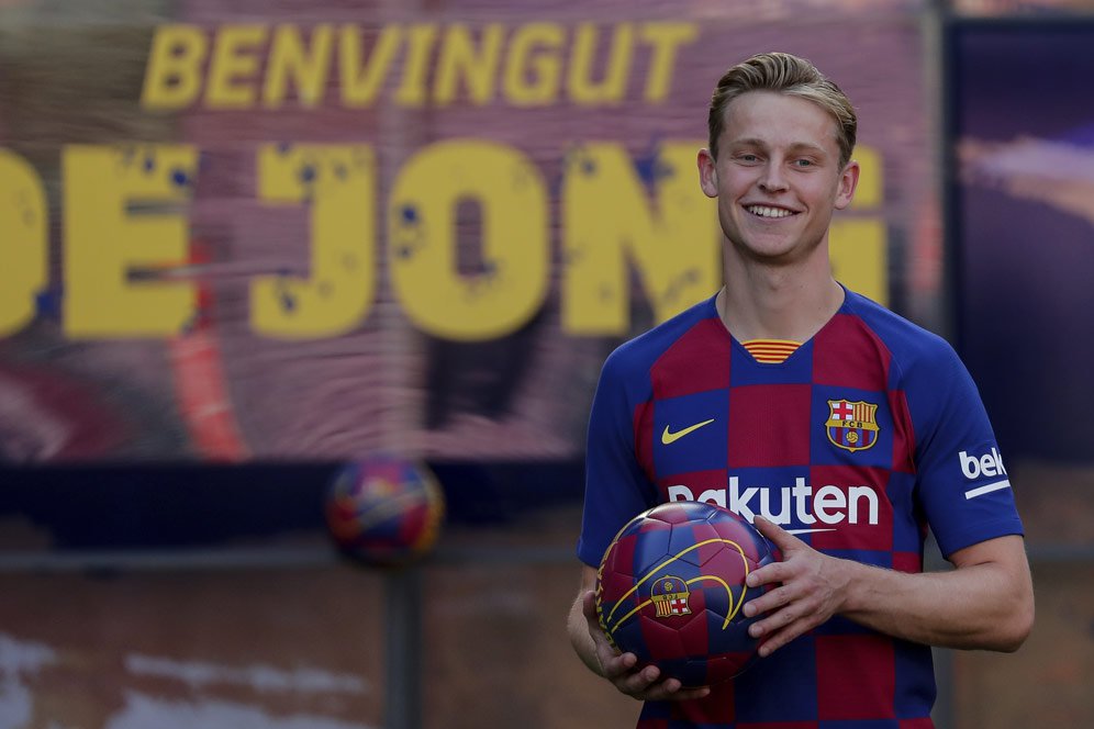 Busquets Minta De Jong Beradaptasi Dengan Permainan Barcelona