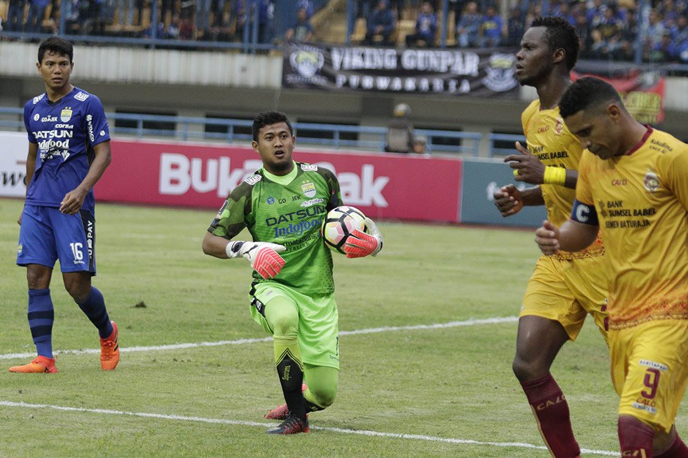 Bagaimana Kondisi Terkini Kiper Persib Usai Operasi Patah Tulang Kaki?