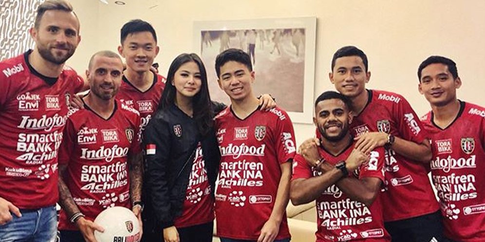 Adelle Tanuri, Putri Cantik Bos Bali United Penyuka Manchester United vs Chelsea