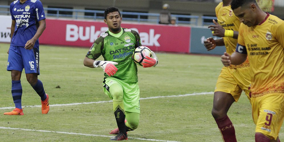 Bagaimana Kondisi Terkini Kiper Persib Usai Operasi Patah Tulang Kaki?