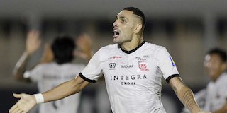 Bek Madura United, Jaimerson Xavier, melakukan selebrasi usai membobol gawang Bhayangkara FC pada laga Liga 1 2019 di Stadion Madya, Jakarta, Senin (5/8). Kedua tim bermain imbang 1-1. (c) Bola.com/M