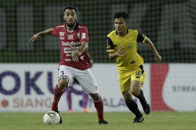 Gelandang Bali United, Brwa Nouri, berusaha melewati gelandang Bhayangkara FC, Reksa Maulana, pada laga Piala Presiden 2019 di Stadion Patriot, Bekasi, Kamis (14/3). Bhayangkara menang 4-1 atas Bali. 