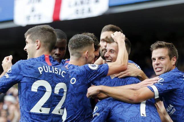 Para pemain Chelsea merayakan gol perdana Mason Mount di Premier League kontra Leicester City. (c) AP Photo