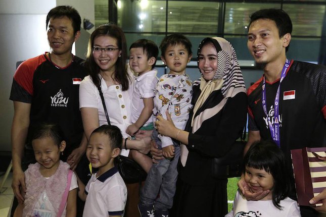 Hendra Setiawan dan Mohammad Ahsan bersama keluarga. (c) Bola.com/Yoppy Renato