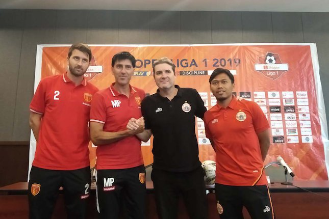 Pelatih Persija Jakarta Julio Banuelos (baju hitam) (c) Fitri Apirani