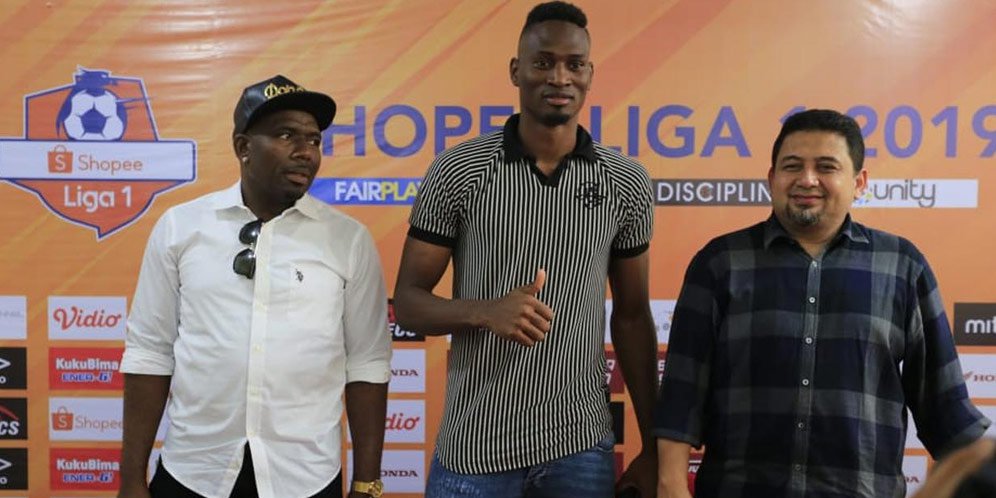 Bek persebaya siap menghadapi amido balde - bola. Net