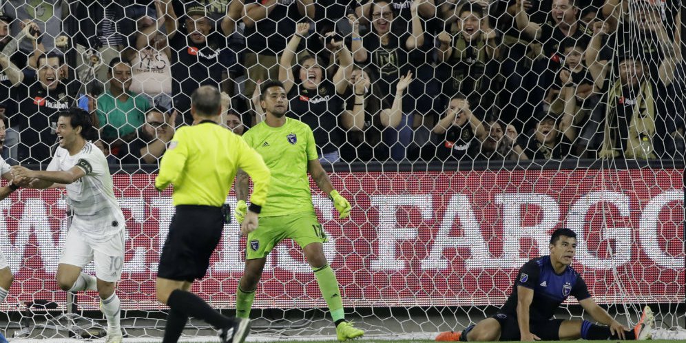 Carlos Vela Kecoh Empat Pemain dan Cetak Gol Ala Lionel Messi