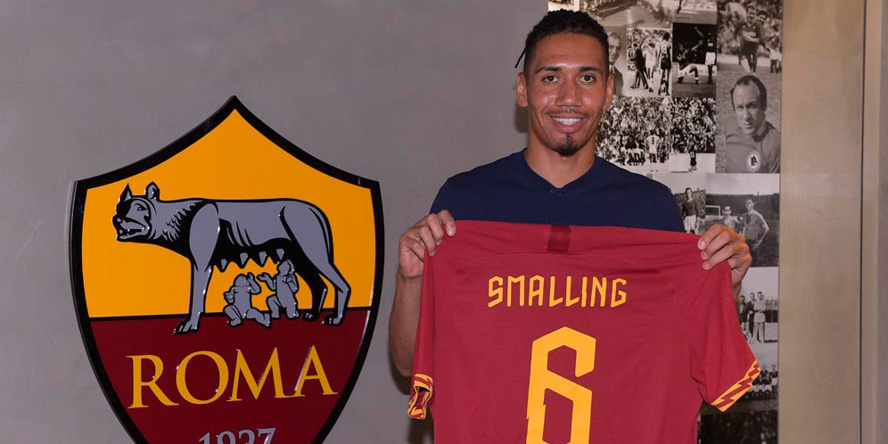 MU Tolak Tawaran Perdana AS Roma untuk Chris Smalling