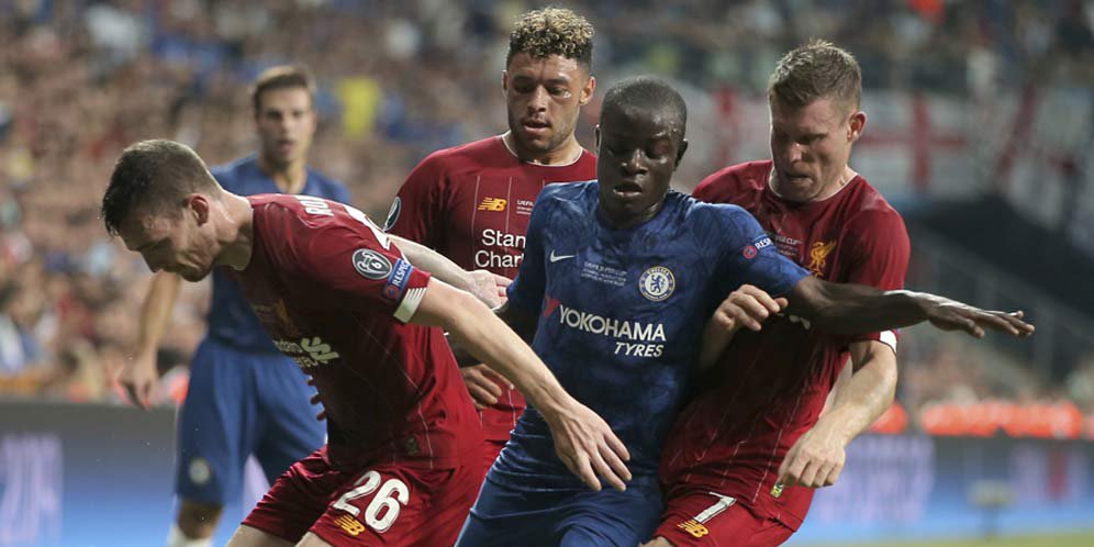 NGolo Kante mendapat pengawalan ketat dari pemain Liverpool pada laga UEFA Super Cup 2019, Kamis (15/8/2019) dini hari WIB di Vodafone Park. (c) AP Photo