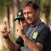 Pakai Skema Tiga Bek Lawan Persib, Ini Penjelasan Pelatih Persebaya