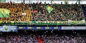 Fans Ado Den Haag Ciptakan Hujan Boneka di Markas Feyenoord Fans Ado Den Haag Ciptakan Hujan Boneka di Markas Feyenoord