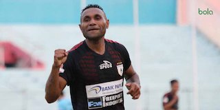 Titus Bonai kini menjadi tulang punggung Persipura Jayapura. (c) Bola.com/Aditya Wany