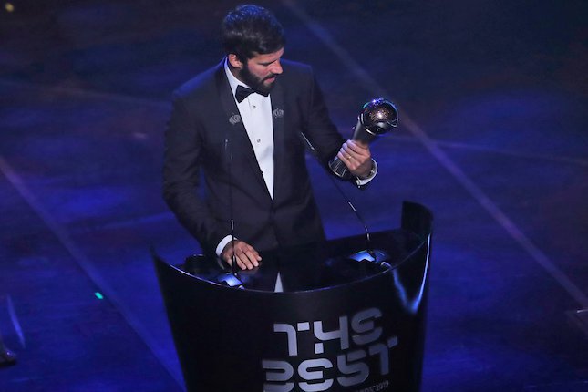 Pemenang penghargaan Kiper Terbaik FIFA 2019, Alisson Becker (c) AP Photo