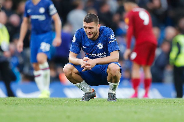 Mateo Kovacic tertunduk lesu usai Chelsea kalah 1-2 dari Liverpool di Premier League. (c) AP Photo