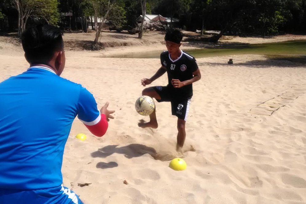 Dokter Tim Arema Membeber Keuntungan Berlatih di Pantai