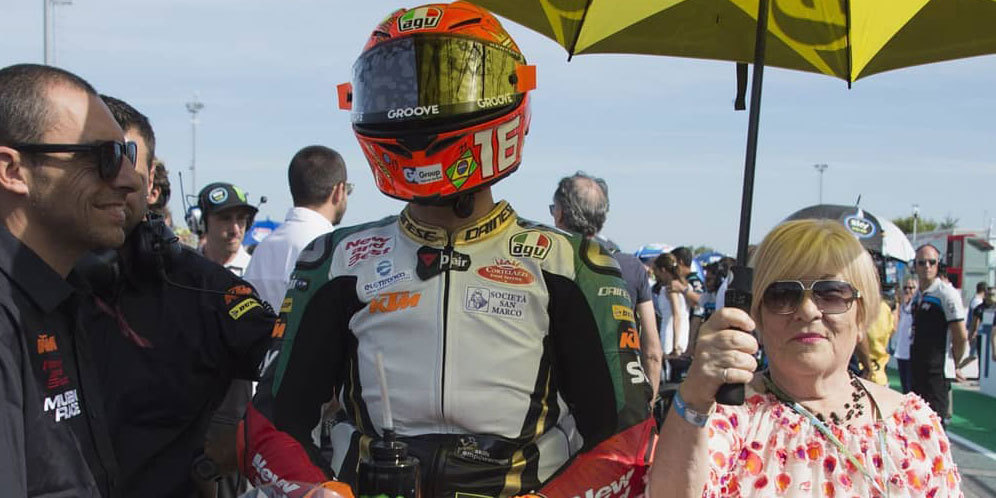 Murid Valentino Rossi Minta Sang Nenek Jadi Umbrella Girl