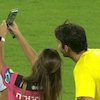 Jangan Ditiru! Wasit Ini Berikan Kartu Kuning Demi Bisa Selfie dengan Kaka