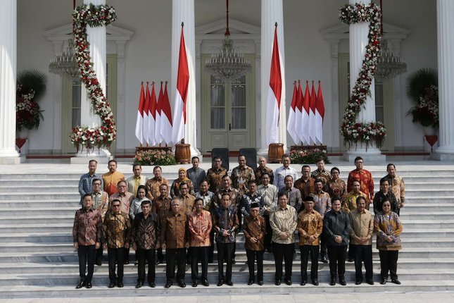 Presiden Jokowi berfoto bersama dengan para menteri di Kabinet Indonesia Maju. (c) AP Photo