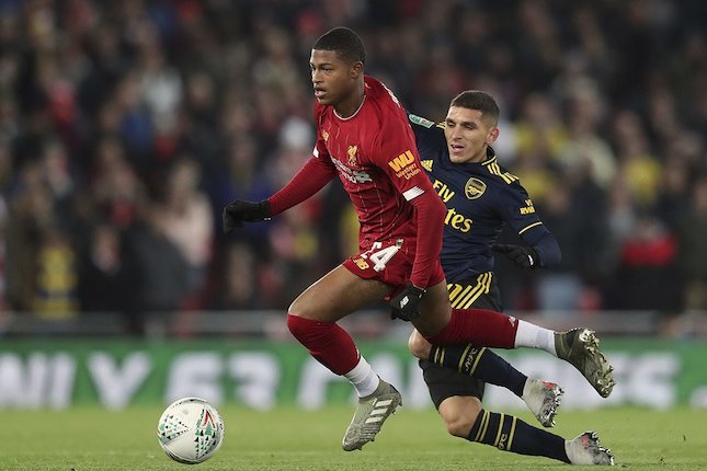 Pemain Liverpool dan Arsenal saling duel dalam laga Carabao Cup hari Kamis (31/10/2019). (c) AP Photo