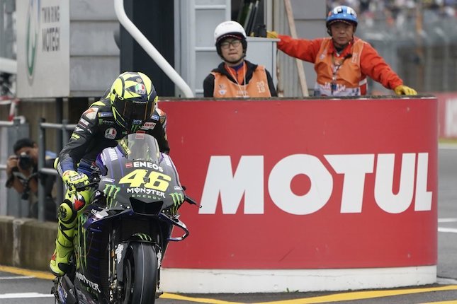 Kocaknya Aksi Petugas Trek MotoGP Jepang di Motegi Kocaknya Aksi Petugas Trek MotoGP Jepang di Motegi