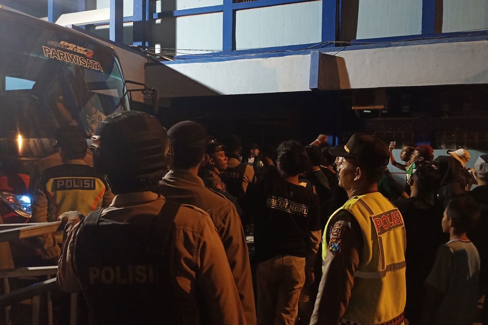 Diadang Bonek, Penggawa Persebaya Sempat Tertahan di Surajaya Diadang Bonek, Penggawa Persebaya Sempat Tertahan di Surajaya