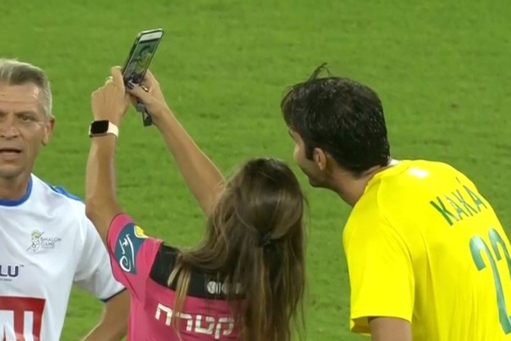 Jangan Ditiru! Wasit Ini Berikan Kartu Kuning Demi Bisa Selfie dengan Kaka Jangan Ditiru! Wasit Ini Berikan Kartu Kuning Demi Bisa Selfie dengan Kaka