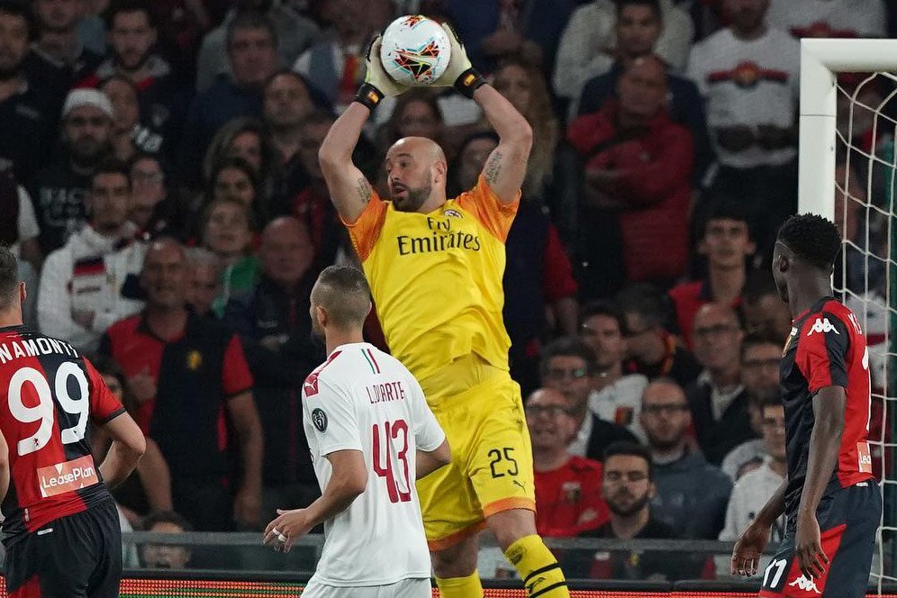 Tinggalkan AC Milan, Pepe Reina Segera Kembali ke Premier League