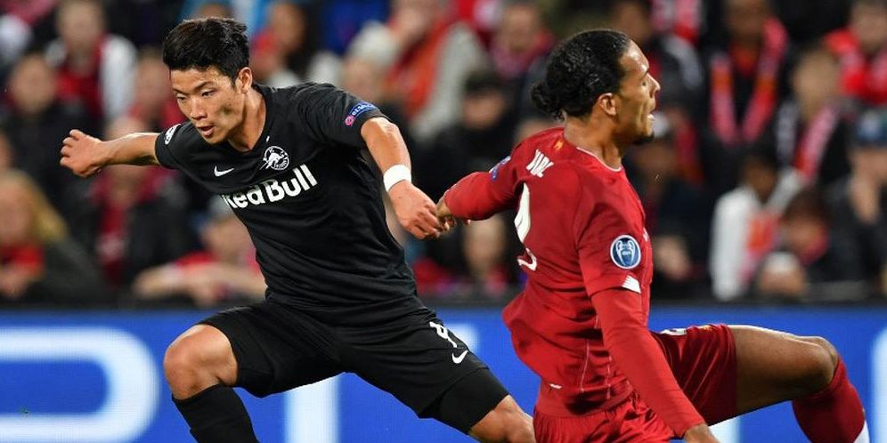Hwang Hee-Chan melewati Virgil van Dijk (c) AFP/Paul Ellis