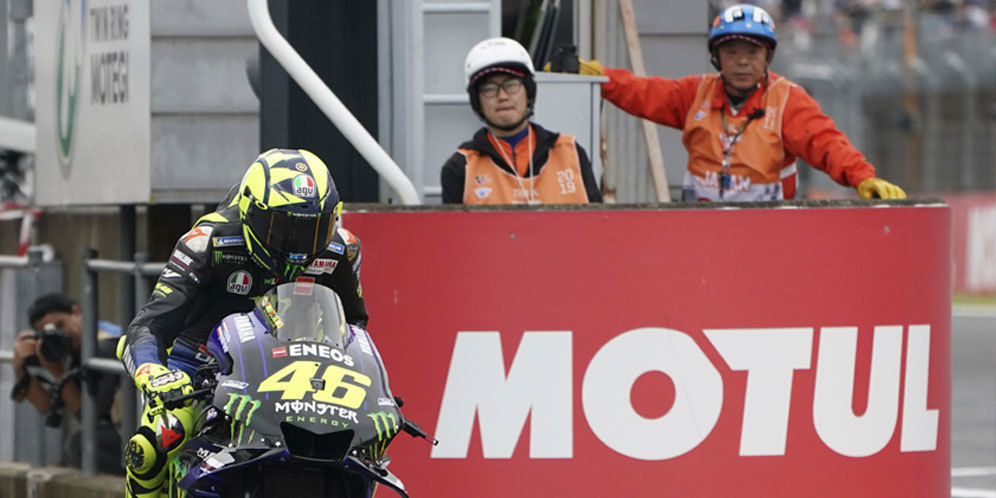 Kocaknya Aksi Petugas Trek MotoGP Jepang di Motegi