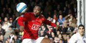 Louis Saha Bantah Dirinya Bikin Van Nistelrooy Terusir dari MU Louis Saha Bantah Dirinya Bikin Van Nistelrooy Terusir dari MU