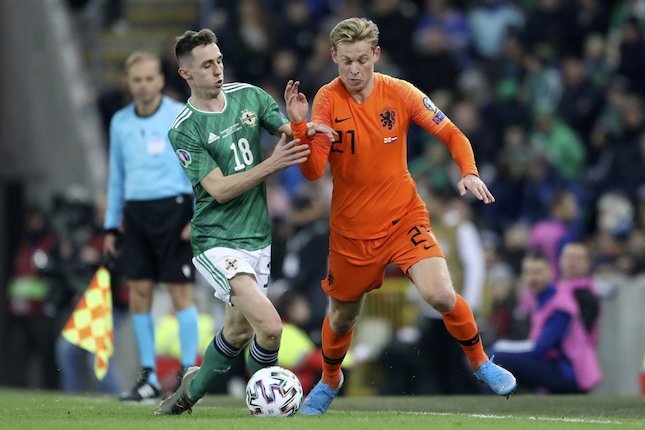 Gavin Whyte berebut bola dengan Frenkie de Jong dalam pertandingan kualifikasi grup C Euro 2020 antara Irlandia Utara dan Belanda di Windsor Park, Belfast, Irlandia Utara, Sabtu, 16 November 2019. (c) AP Photo