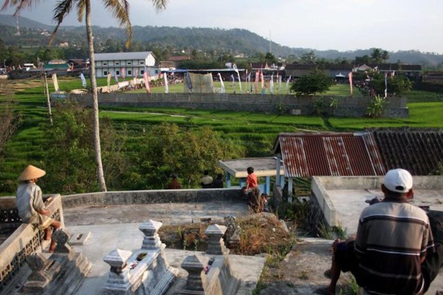 Nonton Laga dari Kuburan, Lapangan Berubah Jadi Kolam Saat Hujan